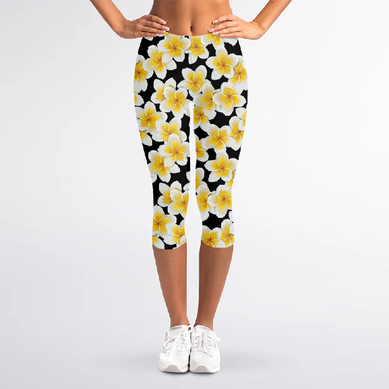 White And Black Frangipani Pattern Print Women's Capri Leggings