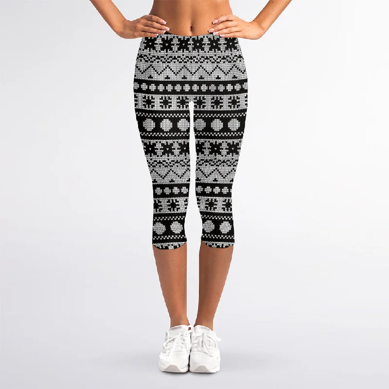 White And Black Knitted Pattern Print Women's Capri Leggings