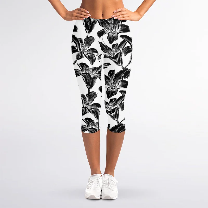 White And Black Lily Pattern Print Women's Capri Leggings