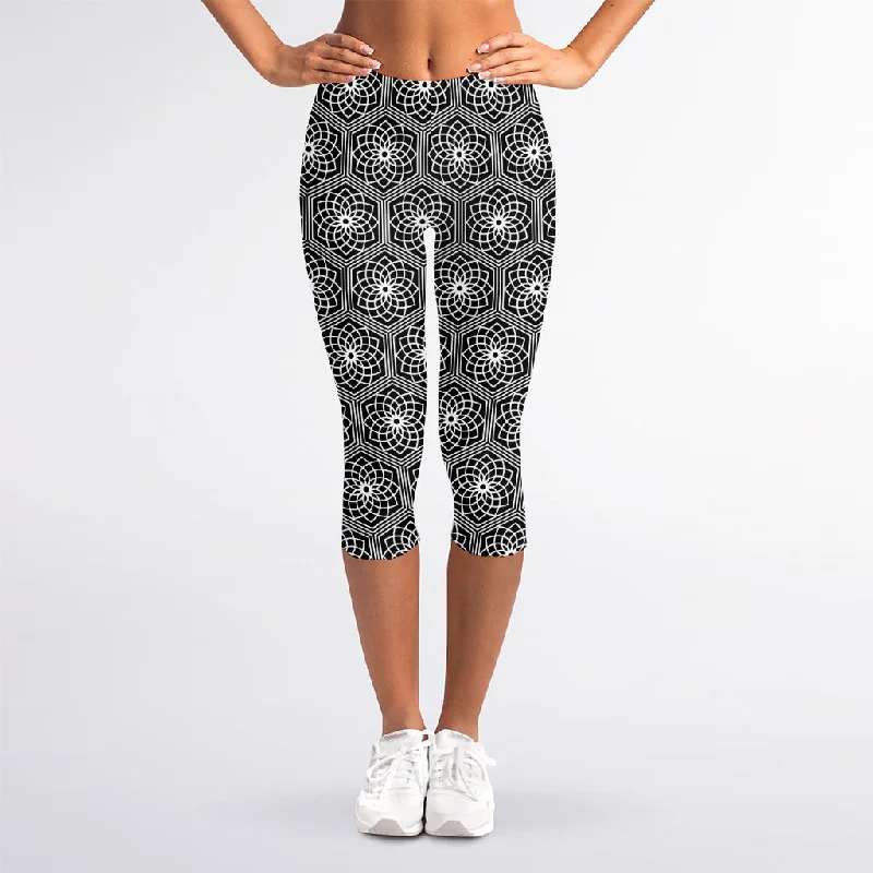 White And Black Lotus Pattern Print Women's Capri Leggings