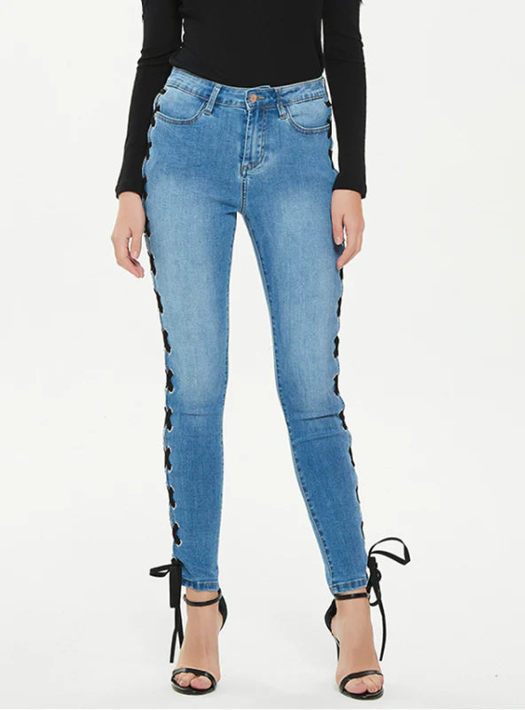 CROSSED STRAPS FOOT SLIM JEANS